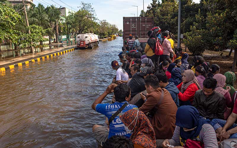 Banjir Rob Masih Merendam Kawasan Industri Di Pelabuhan Tanjung Emas