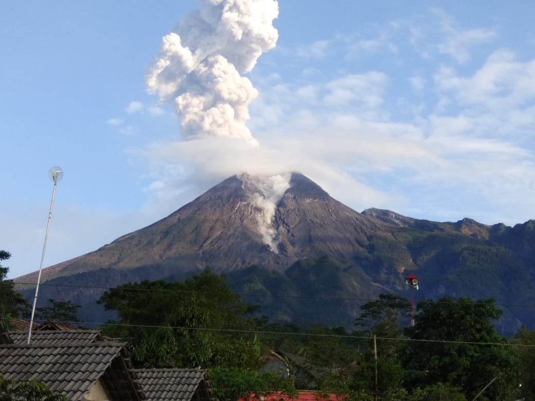 Gunung Merapi Erupsi Masyarakat Tetap Beraktivitas