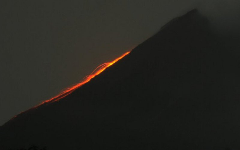 Gunung Merapi Luncurkan Guguran Lava Pijar Kali Capai Km