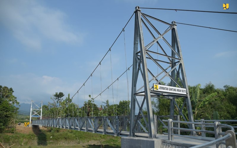 Buka Akses Desa Kementerian PUPR Rampungkan Jembatan Gantung Mbah Buto