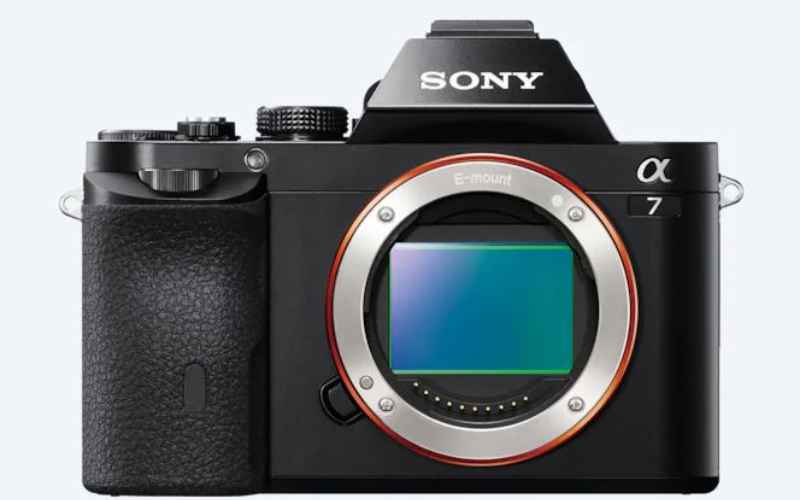 PERANGKAT FOTOGRAFI : Sony Tawarkan Kamera Profesional Hybrid Shooter 