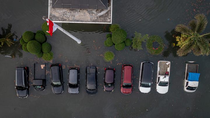 Foto udara sejumlah kendaraan roda empat terendam banjir limpasan air laut ke daratan atau rob yang merendam kawasan Pelabuhan Tanjung Emas Semarang, Jawa Tengah, Senin, 23 Mei 2022. 