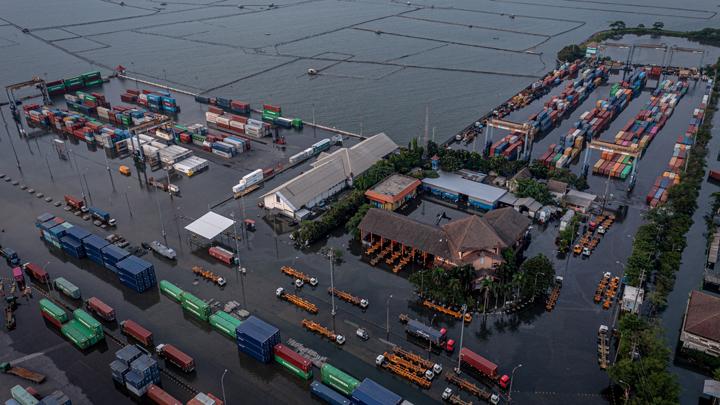 Foto udara banjir limpasan air laut ke daratan atau rob yang merendam kawasan Pelabuhan Tanjung Emas Semarang, Jawa Tengah, Senin, 23 Mei 2022. 