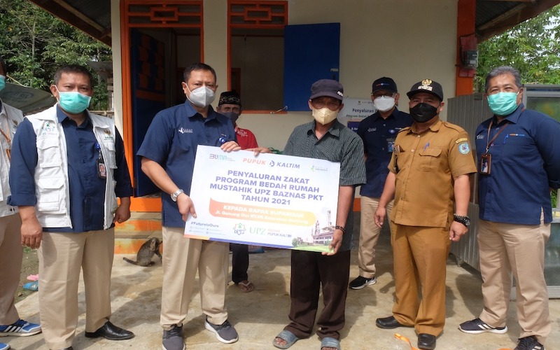 PT Pupuk Kalimantan Timur (Pupuk Kaltim/PKT) menyalurkan bantuan bedah rumah bagi masyarakat di sekitar perusahaan sebagai upaya mendukung pengentasan kemiskinan melalui penyediaan rumah layak huni pada Selasa (28/12/2021)./JIBI-Istimewa
