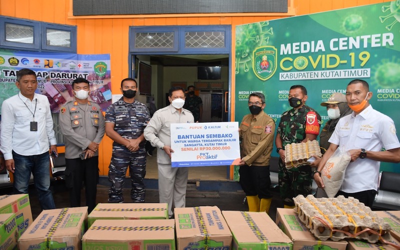 PT Pupuk Kalimantan Timur (PKT) melalui program PKT Proaktif menyalurkan bantuan logistik bagi para korban dan warga terdampak banjir di Sangatta, Kutai Timur./JIBI-Istimewa