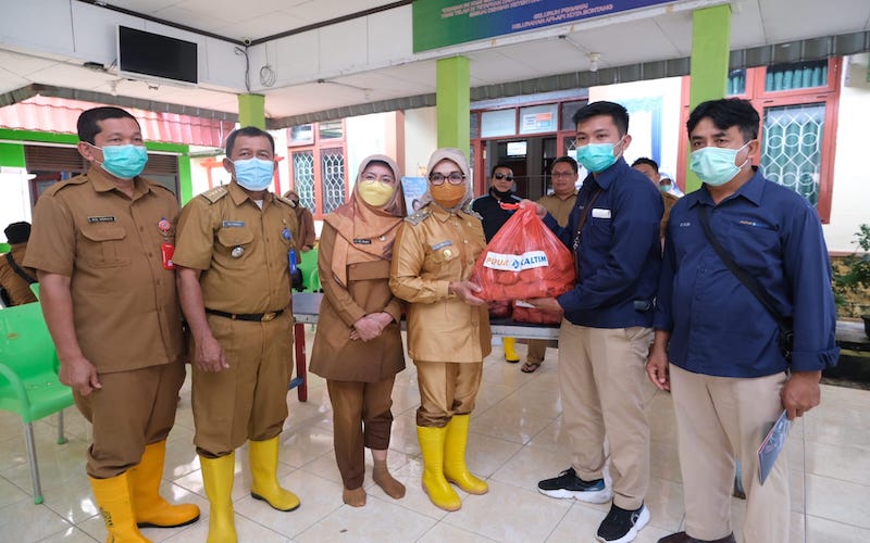 PT Pupuk Kalimantan Timur (PKT) menyalurkan 1.000 paket makanan bagi para korban dan masyarakat terdampak banjir di lima kelurahan di Kota Bontang, Selasa (10/5)./JIBI-Istimewa