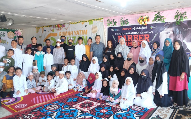 PT Pupuk Kalimantan Timur (PKT) menggelar bakti sosial pemotongan rambut gratis bagi 50 anak Rumah Yatim Fauzan Fauzi Kelurahan Berbas Pantai, Bontang Selatan, Jumat (13/5/2022)./JIBI-Istimewa