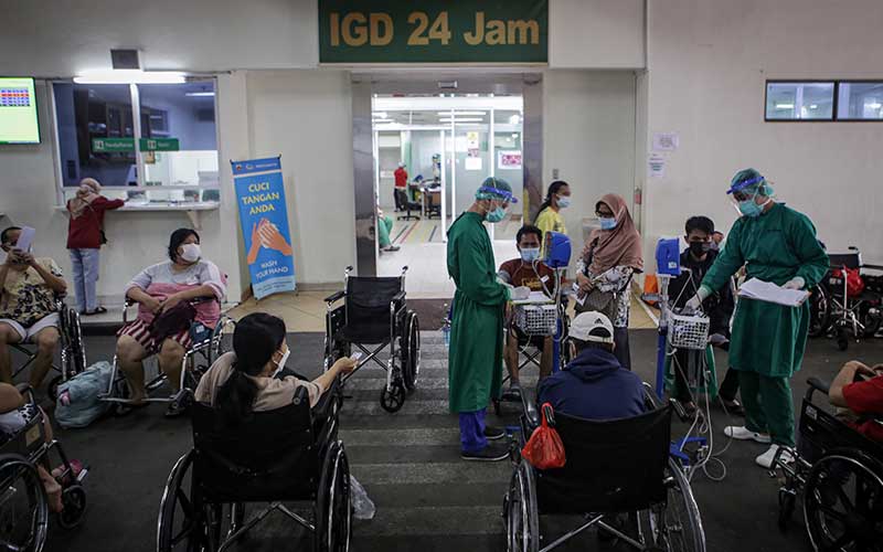 Petugas medis melakukan pemeriksaan terhadap pasien Covid-19 di selasar Ruang IGD RSUD Cengkareng, Jakarta, Rabu (23/6/2021). Meningkatnya kasus Covid-19 di ibu kota dalam beberapa hari terakhir mengakibatkan penuhnya tingkat keterisian kamar perawatan di rumah sakit tersebut sehingga sebagian pasien Covid-19 terpaksa antre untuk mendapatkan tempat perawatan. (Antara-Fauzan)