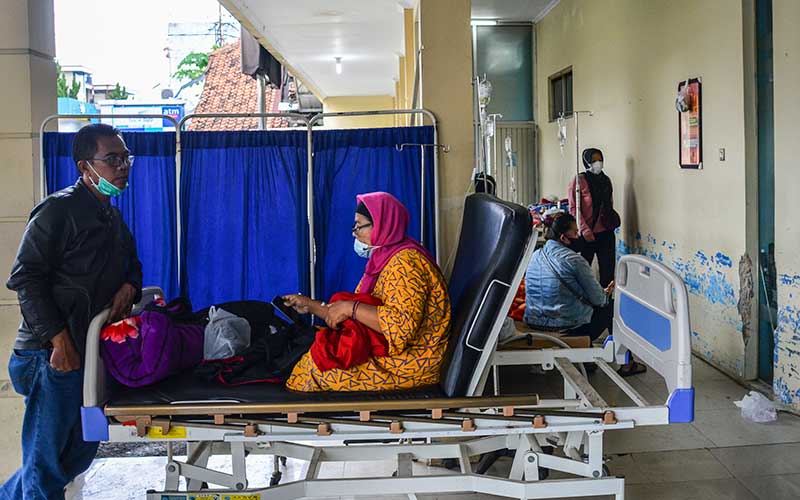 Sejumlah pasien menjalani perawatan di pelataran IGD Rumah Sakit Umum Daerah (RSUD) dr Soekardjo, Kota Tasikmalaya, Jawa Barat, Rabu (23/6/2021). Pasien terpaksa antre bahkan belasan diantaranya terpaksa menunggu di lorong IGD dikarenakan ruang isolasi Covid-19 di RSUD dr Soekardjo penuh dengan Bad Occupancy Rate (BOR) melebihi 100 persen. (Antara-Adeng Bustomi)