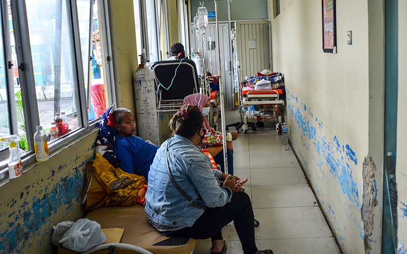 Sejumlah pasien menjalani perawatan di lorong IGD Rumah Sakit Umum Daerah (RSUD) dr Soekardjo, Kota Tasikmalaya, Jawa Barat, Rabu (23/6/2021). Pasien terpaksa antre bahkan belasan diantaranya terpaksa menunggu di lorong IGD dikarenakan ruang isolasi Covid-19 di RSUD dr Soekardjo penuh dengan Bad Occupancy Rate (BOR) melebihi 100 persen. (Antara-Adeng Bustomi)