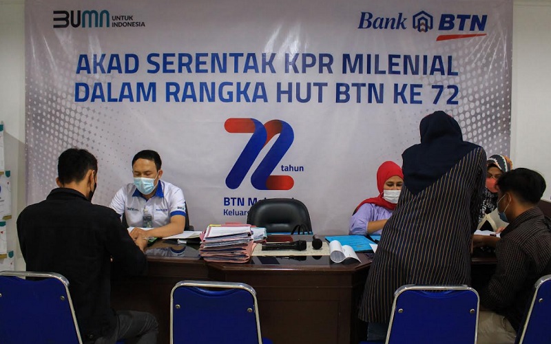 Layanan akad massal KPR Milenial di Kantor Bank BTN Cabang Padang, Sumatra Barat, Rabu (9/2/2022). /Bisnis-Noli Hendra