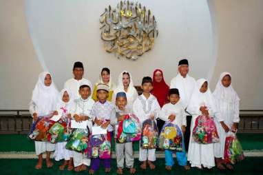 Rangkul Anak Yatim Pada Hari Pertama Puasa, Ustadz Fahmi Apresiasi Sahid Group