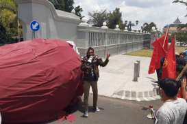 Protes UMK-UMP, Buruh Taruh Telur Raksasa di Gerbang Kepatihan