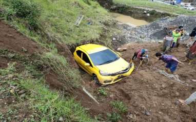 Mobil Berisi Empat Orang Sekeluarga Terjun ke Kebun di Tawangmangu