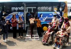 Wujudkan Komitmen Dukungan, Bank Mandiri Berikan Bus Disabilitas ke YPAC