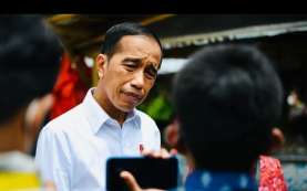 Jokowi Bagi-bagi BLT Minyak Goreng untuk Warga di Pasar Mojosongo Solo