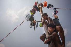 Panjat Pinang di Kalimalang ditiadakan, Diganti Titian Bambu