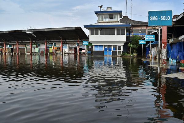 Banjir Lumpuhkan Terminal Bus Terboyo Semarang - Bisnis.com