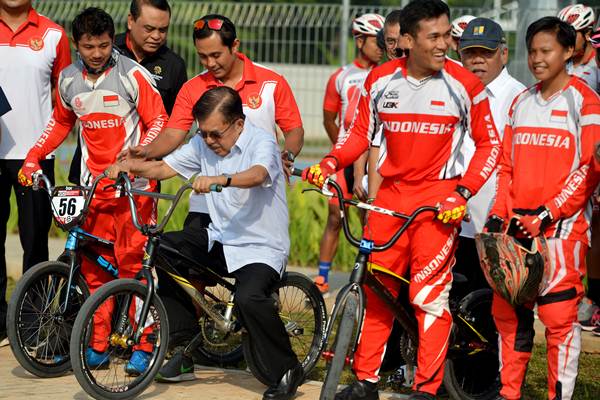 Ketika Jusuf Kalla Coba coba Naik Sepeda BMX  Bisnis com