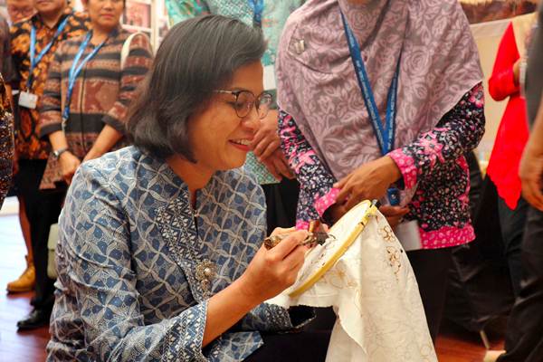 Sri Mulyani Belajar Membatik di Paviliun Indonesia 