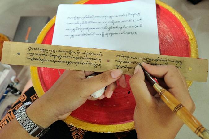 Menuliskan Aksara Bali di Atas Daun  Lontar  Bisnis com