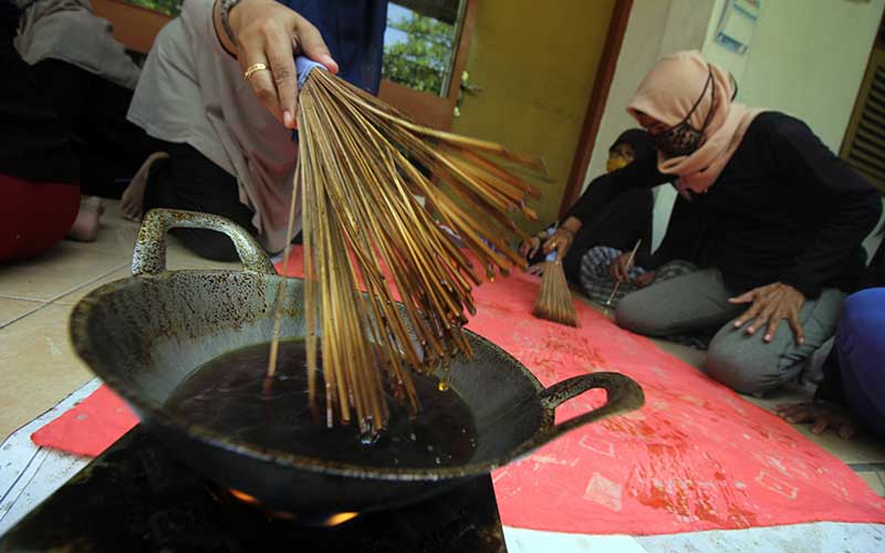 Perajin Batik  di Surabaya Memproduksi Batik  Dengan Teknik  