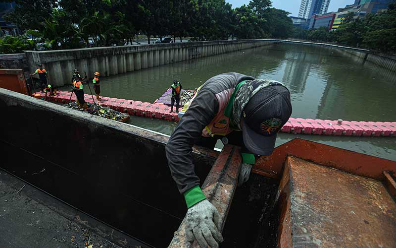 Antisipasi Banjir Pemprov DKI Jakarta Bersihkan Kali Ciliwung Bisnis Com