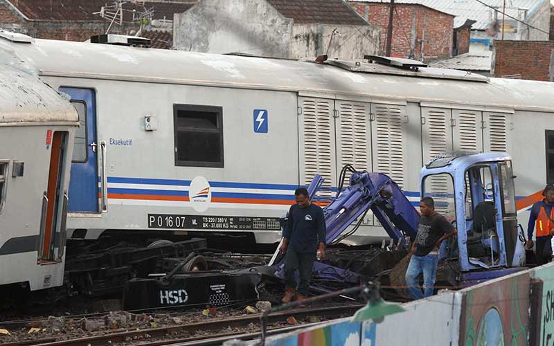 Rangkaian Gerbong Kereta Api Anjlok di Malang - Bisnis.com