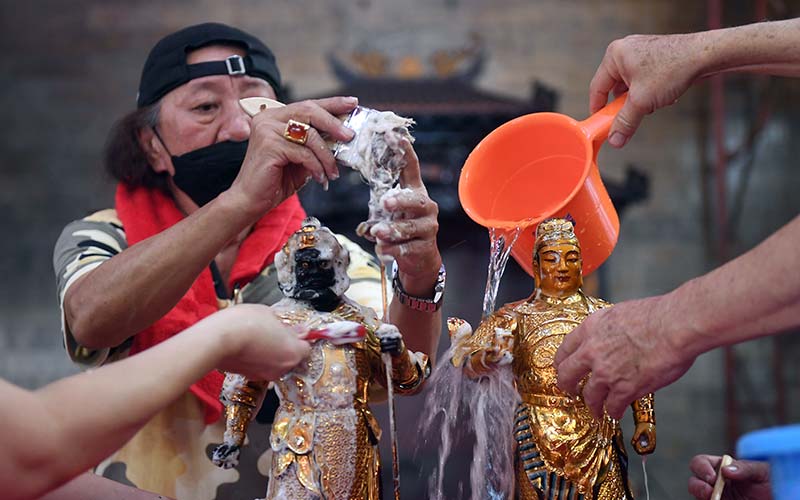 Jelang Perayaan Imlek, Vihara Mulai Melakukan Ritual Penyucian Patung Dewa