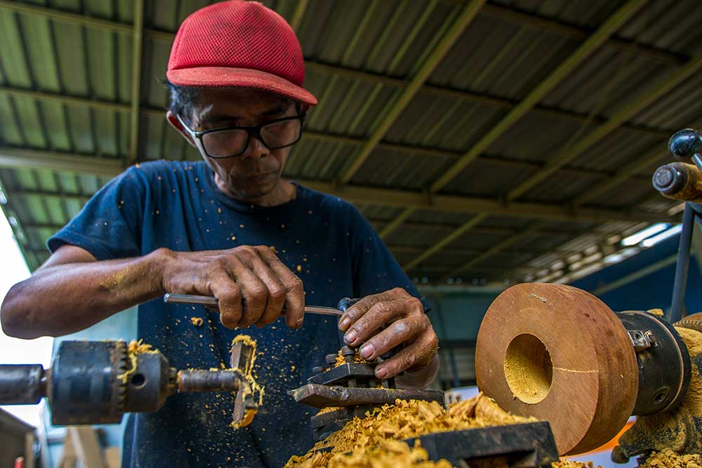 Pembuatan Kerajinan Berbahan Limbah Kayu Ulin Di Kalimantan Selatan ...