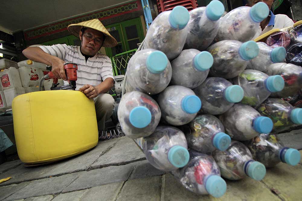 Pembuatan Sofa Ecobrick Berbahan Dasar Limbah Botol Plastik - Bisnis.com