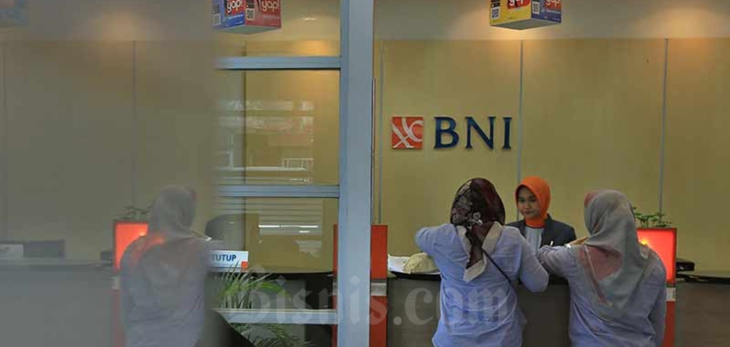 Karyawan melayani nasabah di salah satu kantor cabang milik PT Bank Negara Indonesia (Persero) Tbk. yang ada di Jakarta, Senin (25/2/2020)./Bisnis-Nurul Hidayat