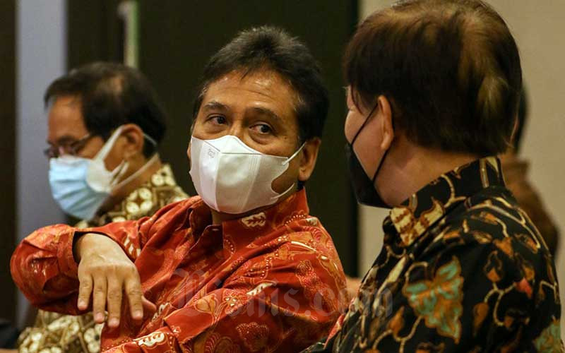 Ketua Umum Asosiasi Pengusaha Indonesia (APINDO) Hariyadi B. Sukamdani (tengah) bersama dengan Ketua Kebijakan Publik APINDO Sutrisno Iwantono (kiri) dan Anggota Satgas Moratorium Kepailitan dan PKPU Ekawahyu Kasih (kanan) memberikan pemaparan terkait polemik PKPU dan kepailitan di masa pandemi Covid-19 di Jakarta, Selasa (7/9/2021). Dalam keterangan persnya APINDO mengusulkan kepada pemerintah untuk segera menerbitkan Perppu Moratorium UU No.37 tahun 2004 tentang Kepailitan dan PKPU sampai dilakukannya amandemen UU tersebut. Bisnis/Eusebio Chrysnamurti