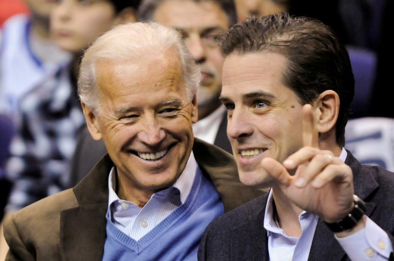 Joe Biden (kiri) bersama anaknya Hunter Biden (kanan) yang juga sebagai komisaris di perusahaan migas terbesar di Ukraina, Burisma Holdings. Sempat mencuat skandal korupsi yang mewarnai perusahaan Burisma Holdings sebelum Joe Biden melaju di kursi presiden Amerika Serikat./Reuters