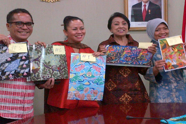 Monica Witarsa Juara  Pertama Lomba  Desain  Batik  Raja Ampat 