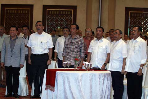 Capres Joko Widodo atau Jokowi (tiga kiri) bersama sejumlah Purnawirawan TNI/Polri Jenderal (Purn) A M Hendropriyono (kiri), Jenderal TNI (Purn.) Luhut Binsar Pandjaitan (dua kiri), Ketua Umum Partai Hanura Jenderal (Purn) Wiranto (empat kiri), Marsekal TNI (Purn) Sutria Tubagus (dua kanan) dan Jenderal Pol (Purn.) Da'i Bachtiar (kanan) menghadiri Silaturahmi Keluarga Besar Purnawirawan Perwira TNI dan Polri dengan Capres Jokowi di Balai Kartini, Jaksel, Selasa (3/6).  - antara