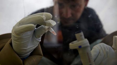 Ilmuwan meneliti Ebola - Reuters/Misha Hussain