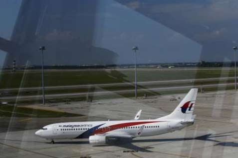 Pesawat Malaysia Airlines Boeing 737-800 tampak di landasan Kuala Lumpur International Airport di Sepang, 21 Mei 2014.  - reuters