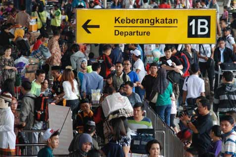 Bandara Soekarno-Hatta saat dipenuhi calon penumpang - Bisnis