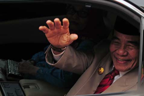 Gubernur Riau Annas Maamun melambaikan tangan dari dalam mobilnya saat meninggalkan gedung DPRD Provinsi Riau melalui pintu samping untuk menghindari unjuk rasa mahasiswa.  - ANTARA