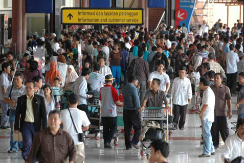 Antrean penumpang di Bandara Soekarno Hatta - Bisnis