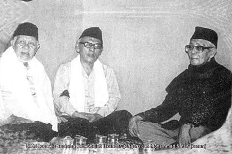KH Noer Alie (Kiri), KH Sholeh Iskandar (Tengah), Mohammad Natsir (Kanan).  - facebook