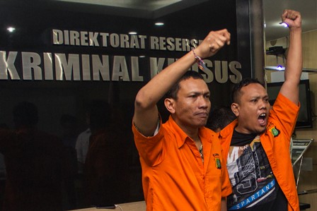 Tersangka kasus pemerasan Raden Nuh (kiri) dan Edi Syahputra (kanan) - Antara/Vitalis Yogi Trisna