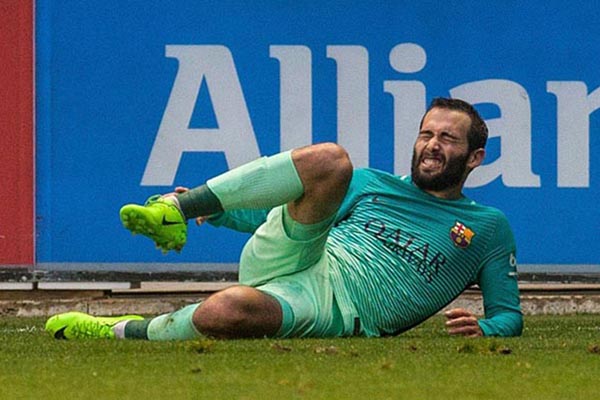 Bek FC Barcelona Aleix Vidal menahan sakit akibat dislokasi pergelangan kaki kanan setelah dihajar pemain Deportivo Alaves Theo Hernandez - EPA