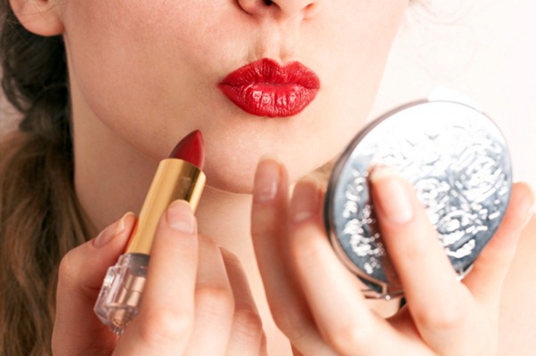 Mau Pakai Lipstik Merah Begini Langkah Idealnya Lifestyle Bisnis Com