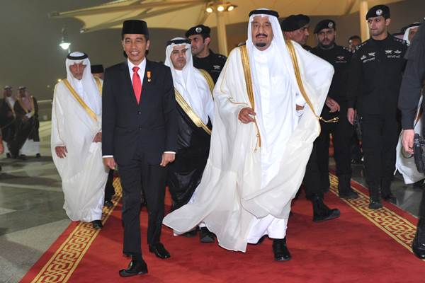 Presiden Joko Widodo (kedua kiri) berjalan bersama Raja Arab Saudi Salman bin Abdulaziz Al Saud (kedua kanan) setibanya di Bandar Udara Internasional King Abdul Aziz, Jeddah, Kerajaan Arab Saudi, Jumat (11/9) malam. - Antara