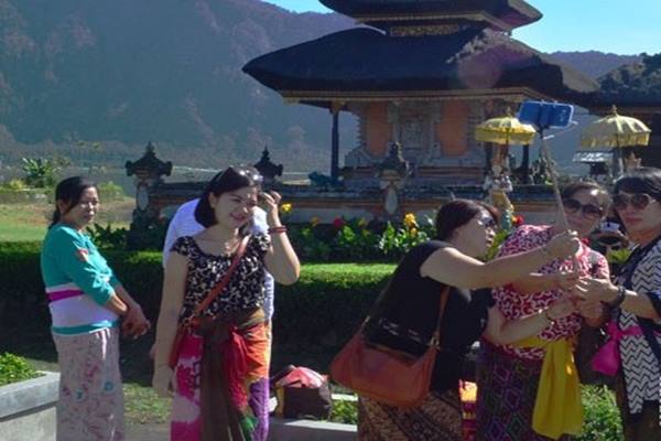 Turis berkunjung ke Bali - Antara