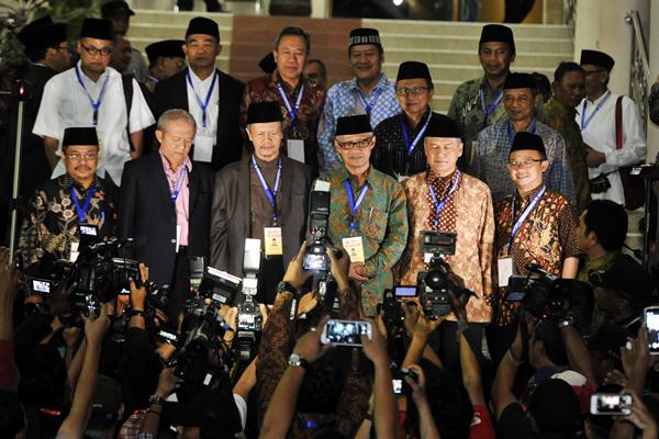 Ketua Umum PP Muhammadiyah  Haedar Nashir (ketiga kanan) bersama Sekretaris Abdul Mu'ti (kanan) - Antara/Yusran Uccang
