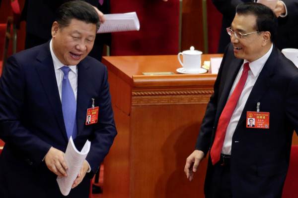 Presiden Xi Jinping dan  PM China Li Keqiang berbicara dalam pembukaan National People's Congress di Great Hall of the People, di  Beijing,China - Reuters