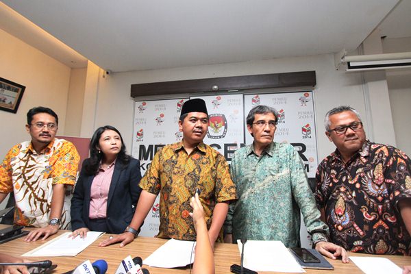 Ketua KPU Juri Ardiantoro (tengah) bersama Anggota KPU Ferry Kurnia Rizkiyansyah (kiri), Ida Budhiati (kedua kiri), Hadar Nafis Gumay (kedua kanan) dan Arief Budiman (kanan) memberikan keterangan kepada wartawan mengenai Sistem Informasi Partai Politik (Sipol) di Media Center, Gedung KPU, Jakarta, Jumat (17/3). - Antara/Reno Esnir